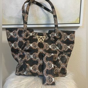 Kelly Wynne Paint the Town Tote in black/gold/yellow snakeskin w/ FREE pouch